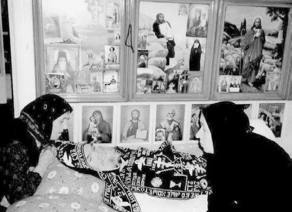 У постели иеросхимонаха Нифонта схимонахиня Михаила Горкина у изголовья - фото 57