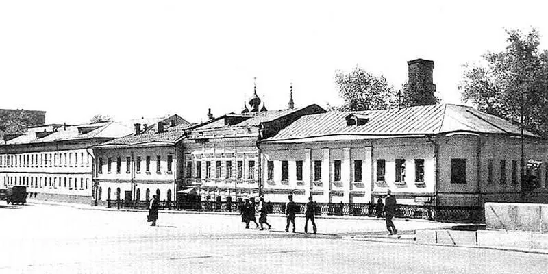 Начало Большой Ордынки Фотография 1988 г В XIX веке питейный дом на Большой - фото 1