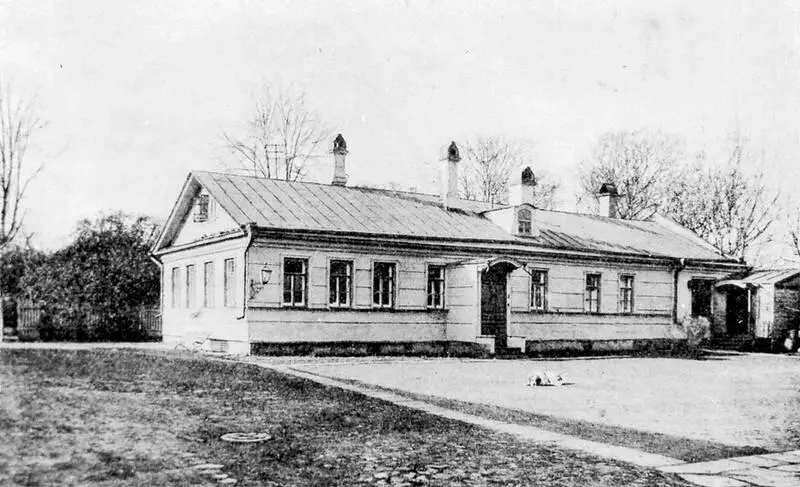 Двор богадельни имени НВ и ДА НемировыхКолодкиных Фотография 1902 года - фото 50