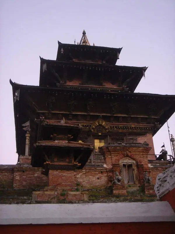 Der Tempel der Göttin Taleju Außenansicht In wenigen Minuten wird Uddav das - фото 17