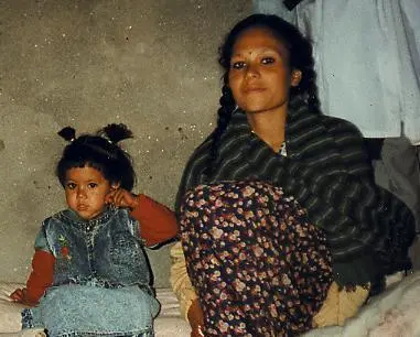 Die knapp zweijährige Amita mit ihrer Mutter Mimita Shakya Die Familie von - фото 6