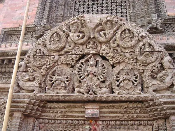 Detailansicht die vielarmige Göttin Durga Die künftige Kumari springt vor - фото 14