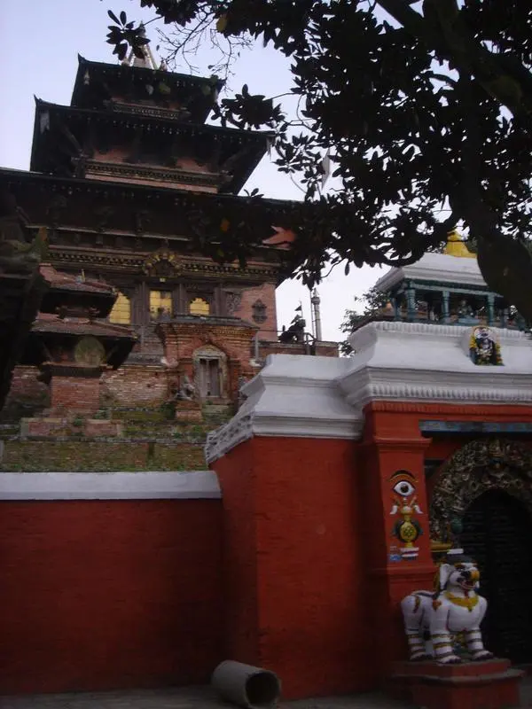 Der Tempel der Göttin Taleju Außenansicht In wenigen Minuten wird Uddav das - фото 16