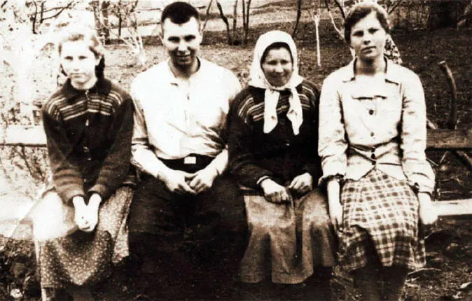 1956 г Приезд в отпуск из армии Украина г Городище Рядовой Михаил - фото 3