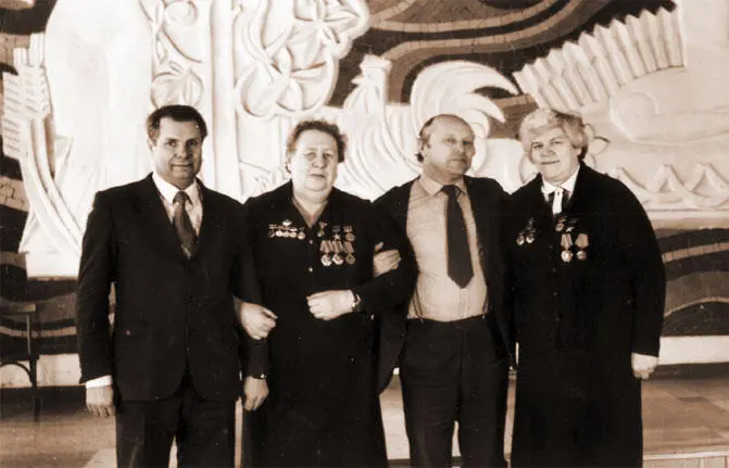 1984 г Слет передовиков сельского хозяйства М М Сирота с Героями - фото 14