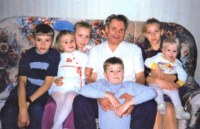 Счастливые минуты Среди любимых внуков ʷ Пусть нелегка была у нас дорога - фото 31