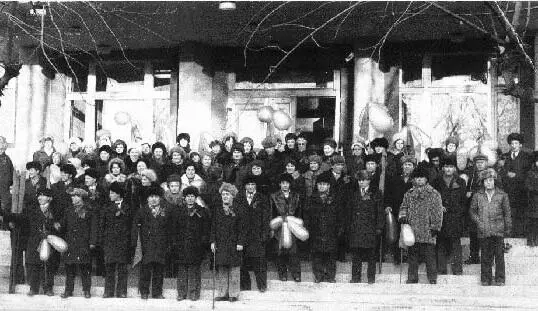 Рис 28 Коллектив института ЗапсибГипрозем перед выходом на демонстрацию - фото 31