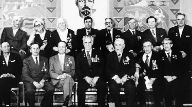 Рис 30 На встрече ветеранов института Слева направо стоят Романова ОВ - фото 33