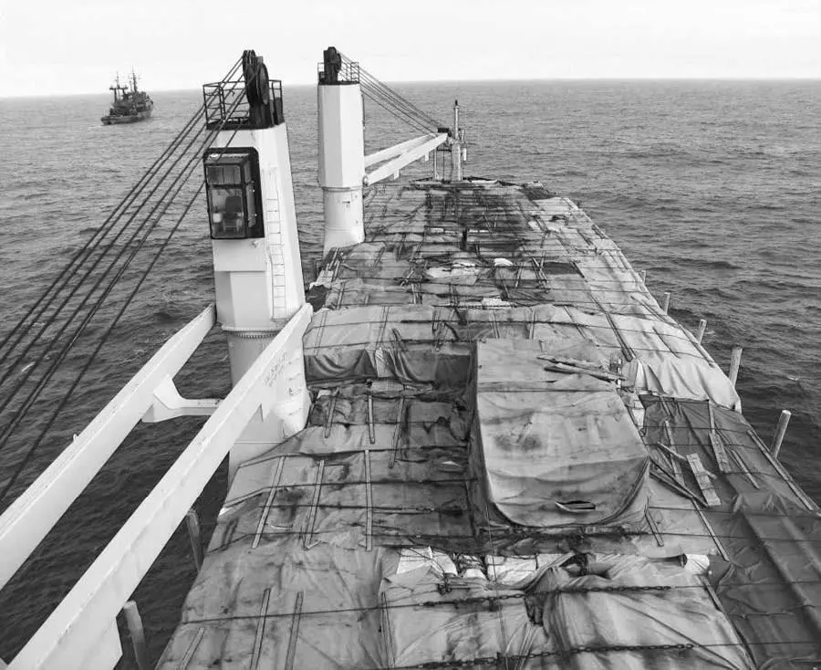 Общий вид с ходовой рубки на груз находящийся на палубе сухогруза Arctic Sea - фото 43