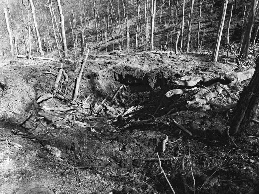 Вид на воронку на месте происшествия в горнолесистой местности около с В - фото 25