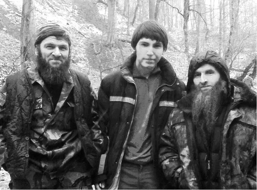 Слева направо Доку Умаров Башир Хамхоев Супьян Абдуллаев За обоими братьями - фото 22