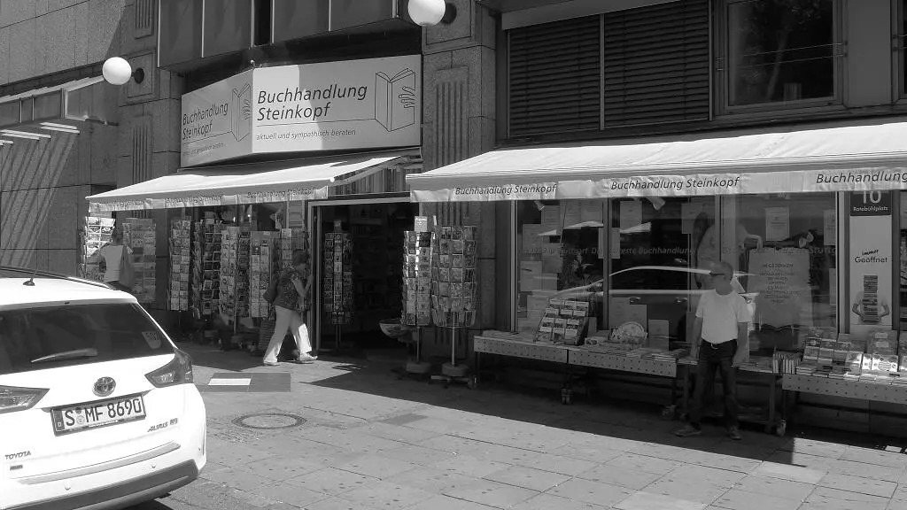 Stuttgart Rotebühlplatz 10 Die Buchhandlung Steinkopf ist die erste sichtbare - фото 2