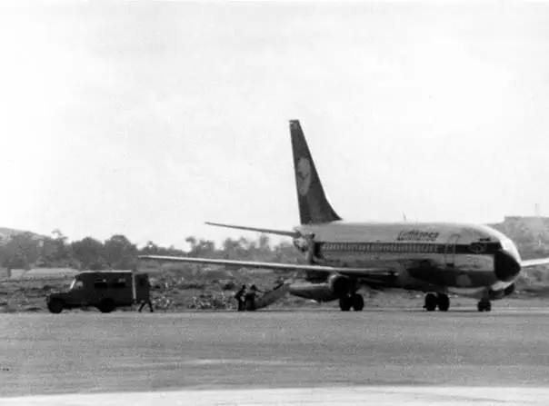 Die entführte Lufthansamaschine Landshut auf dem Flughafen von Mogadischu - фото 11