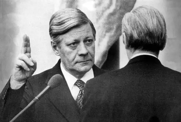 Zwei Stunden nach seiner Wahl durch den Deutschen Bundestag wird Helmut Schmidt - фото 9