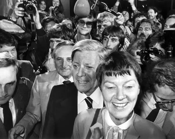 Die Freude sollte nur zwei Jahre währen Bundeskanzler Helmut Schmidt und seine - фото 14