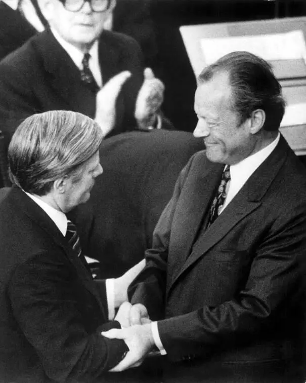 Brandt gratuliert seinem Nachfolger Schmidt Nach dem Rücktritt von - фото 8