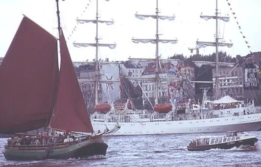 Vom Herausgeber auf der Elbe fotografiert Moderne Antriebe erlauben die - фото 19