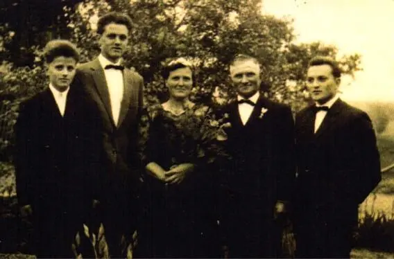 Die Familie des Autors rechts Horst Lederer Mitte die Eltern Irmgardund - фото 5