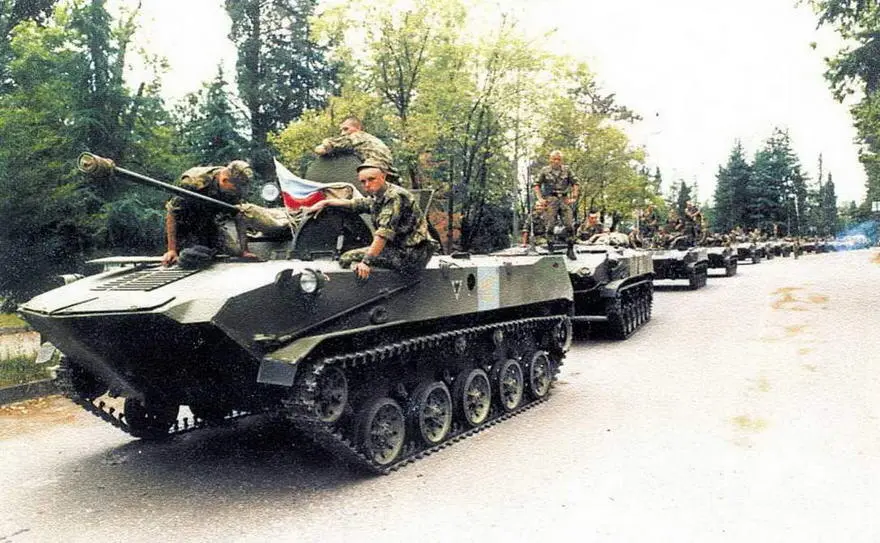 Боевые машины десанта БМД2 и бронетранспортеры БТРД одного из подразделений - фото 135