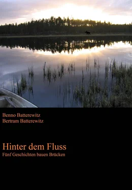 Benno Batterewitz Hinter dem Fluss - Fünf Geschichten bauen Brücken обложка книги