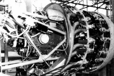 Двигательный отсек истребителя F4U1 Первым серийным вариантом Корсара - фото 24