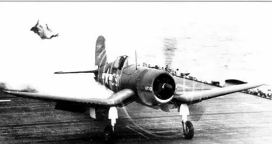 Экспериментальный взлет Корсара F4U1А с авианосца при помощи порохового - фото 28