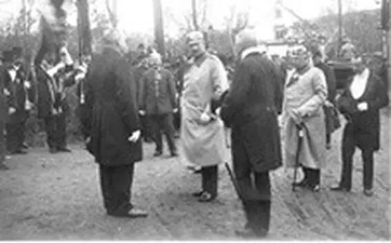 König Friedrich August von Sachsen in der Kinderkolonie Etwa im Jahr 1931 gab - фото 4