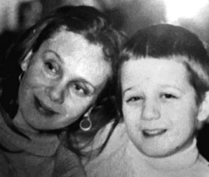 Любовь Полищук с сыном Алексеем 1977 г Наверное все бы было хорошо и Люба и - фото 28