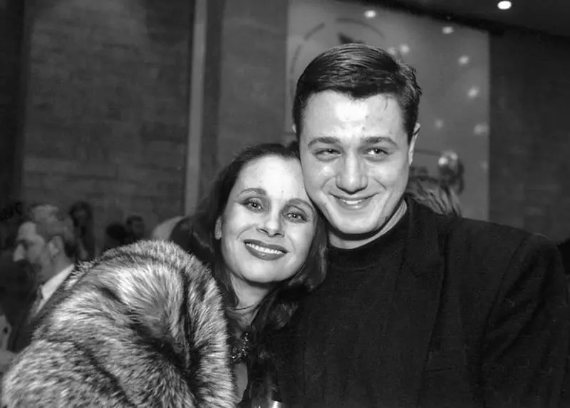 Любовь Полищук с сыном Алексеем 2000е гг У нас вообще никогда не было - фото 43