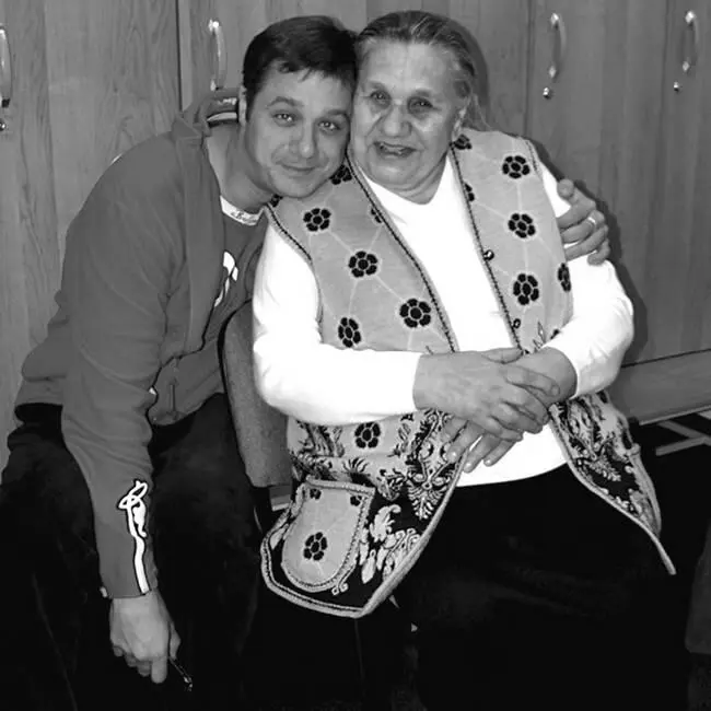 Алексей Макаров с бабушкой Ольгой Пантелеевной Полищук 2010е гг И с Любой - фото 71