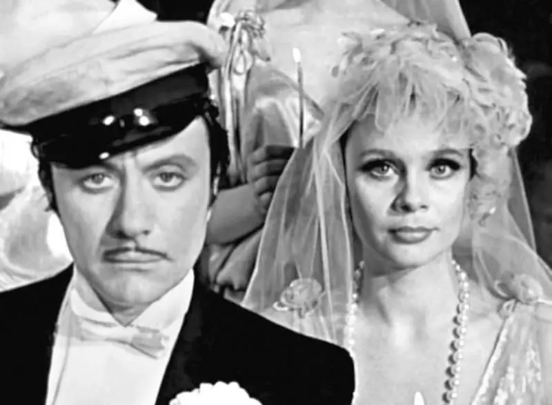 Кадр из кинофильма 12 стульев 1976 г На спину она давно жаловалась - фото 89