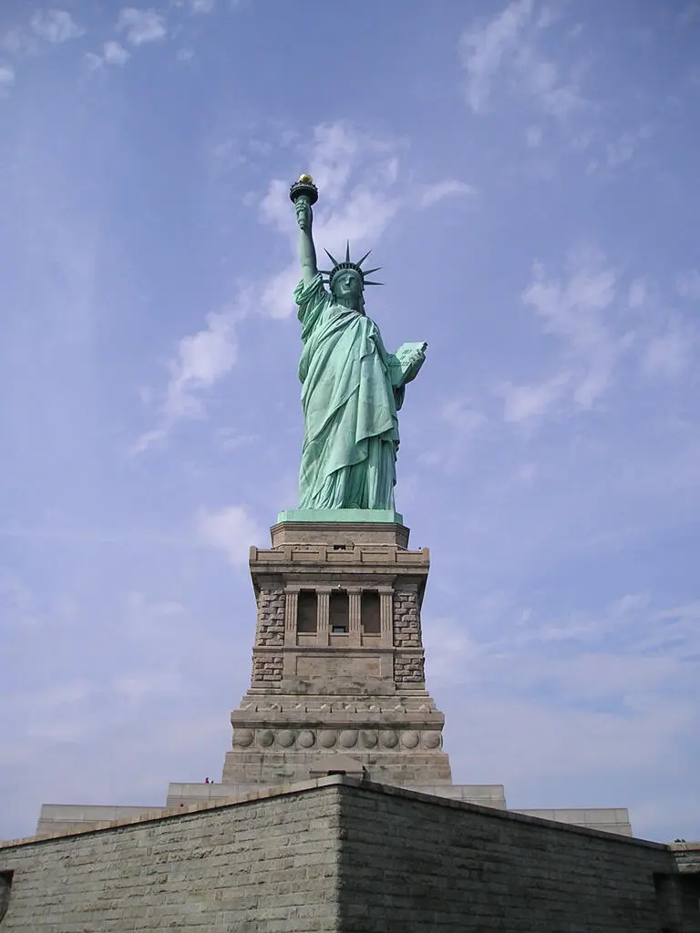 Bei einem Besuch in New York sollte man es nicht versäumen die Freiheitsstatue - фото 2