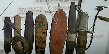 Abbildung 2 Schwirrhölzer afrikanischen Ursprungs Foto Throwawayhack at - фото 2