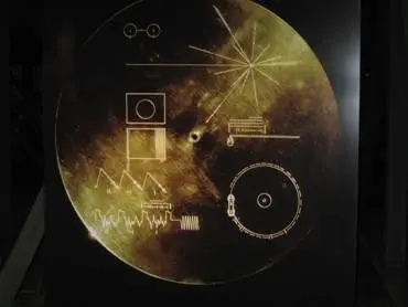 Abbildung 1 Metallscheiben an Bord der Raumsonde Voyager mit elektronischen - фото 1