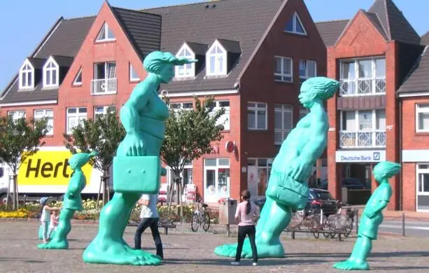 Windflüchterfiguren am Bahnhof Westerland Hier am Westerländer Bahnhof endete - фото 20