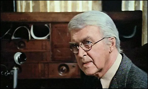 Dr Hostetler James Stewart hat gerade seine Lesebrille aufgesetzt um nach - фото 35
