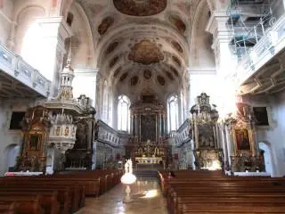 Inneres Altäre Raumbeherrschender Hochaltar in architektonisch strengen - фото 7