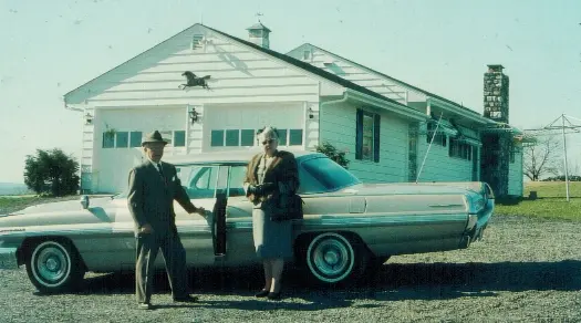 Onkel Larry und Tante Gretel vor ihrem Haus und Auto Onkel Larrys Haus in - фото 17
