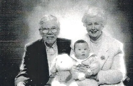 Arthur und HarrietJoan mit ihrem Enkel Charles Christopher Lyding 1978 - фото 21