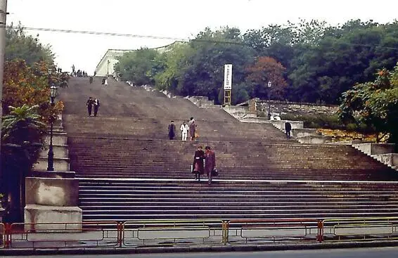 Abbildung 23Berühmte Treppe am Hafen in Odessa Noch bevor wir Kischinjow - фото 22