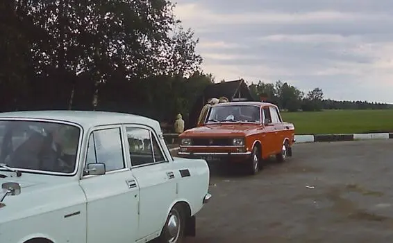 Abbildung 28 Links unser Moskvich rechts ein russischer mit Stalinbild an - фото 27