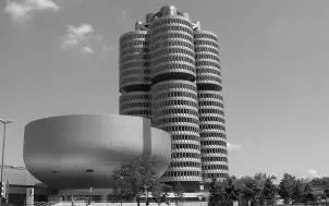 BMW Vierzylinder Der BMWTurm ist das Hauptverwaltungsgebäude und - фото 17