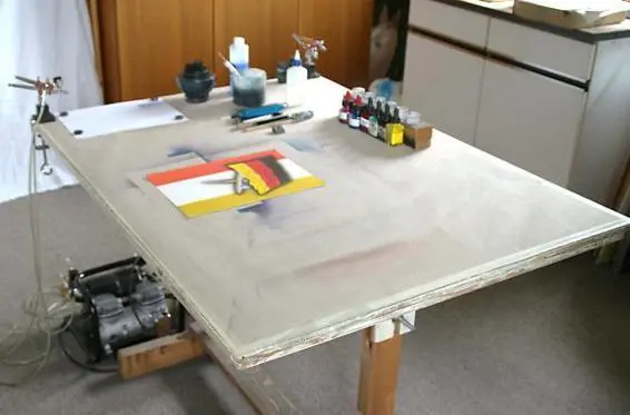 Für den Airbrush sollte eine Ablagehalterung direkt am Tisch in der Nähe der - фото 1