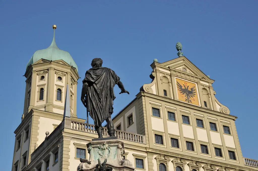 Aufgrund seiner langen Geschichte hat Augsburg zahlreiche beeindruckende - фото 2