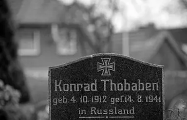 Auf den HeimatFriedhöfen stehen die Gedenksteine mit dem Eisernen Kreuz - фото 1