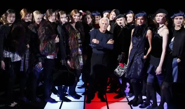 Fashion Designer Giorgio Armani umringt von seinen Models Luca BrunoAPdapd - фото 4