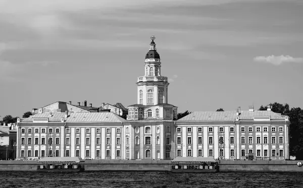 Кунсткамера в СанктПетербурге Памятник МВ Ломоносову в Архангельске - фото 2