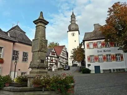 Als ich den Alten Markt mit Glockenturm und Maximilianbrunnen erreicht hatte - фото 5