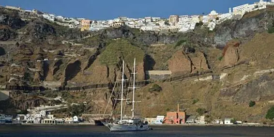Blick auf den alten Hafen und die Steilküste von Fira aus der Caldera Blick - фото 2