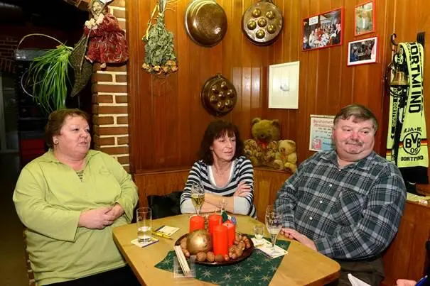 In geselliger Runde etwas trinken wollen Bärbel links und Werner Opel mit - фото 17